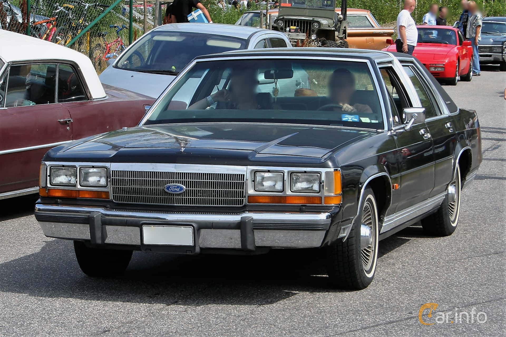 ford-ltd-crown-victoria-sedan-front-side-1-599061.jpg
