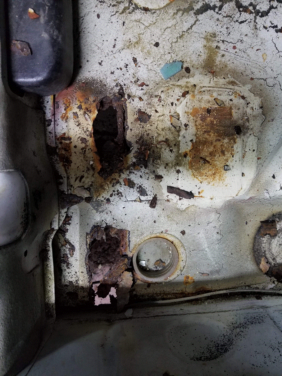 dziury na wylot w nogach pasażera