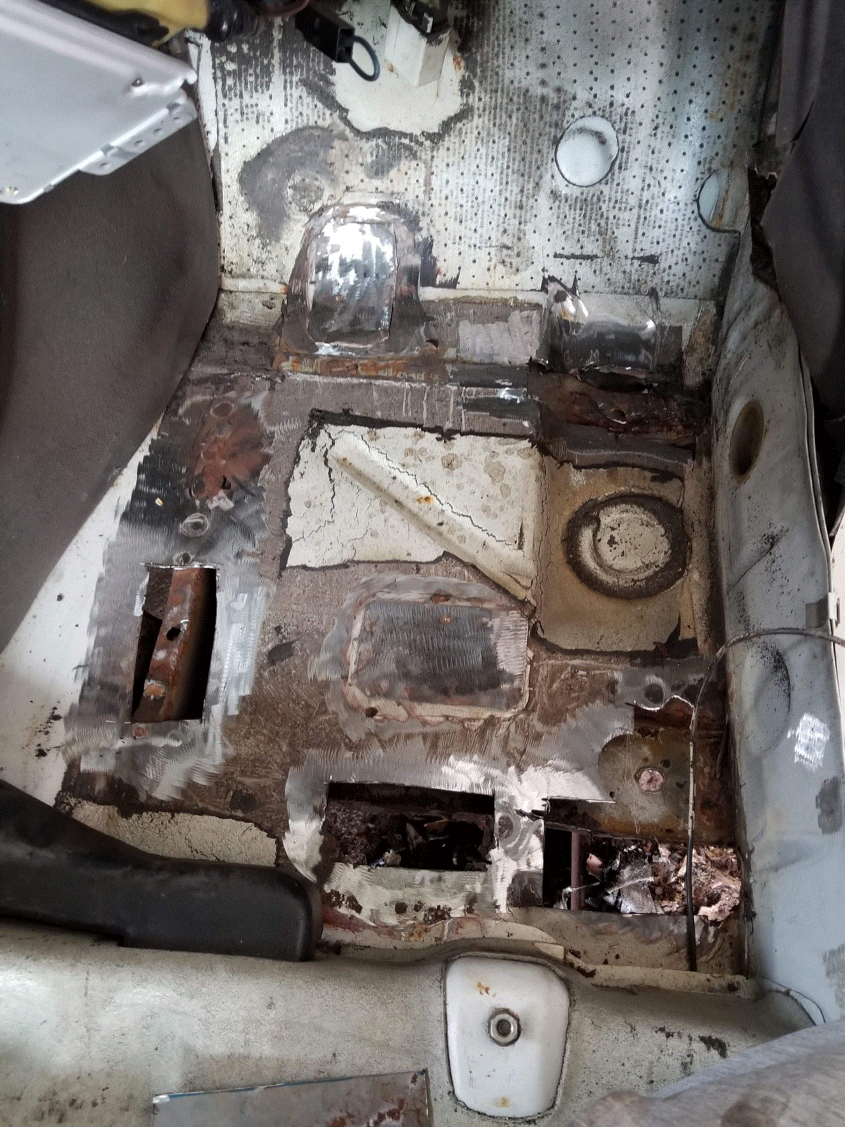 Nogi pasażera cz. 2 - zgnite miejsca wycięte, wyczyszczone