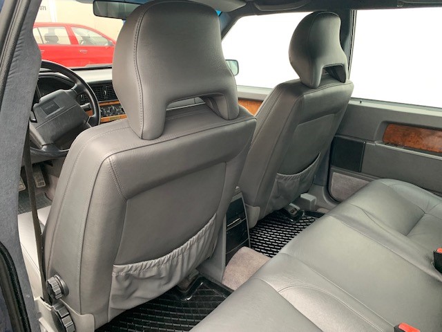 Oparcia foteli przednich i naprawione kieszenie